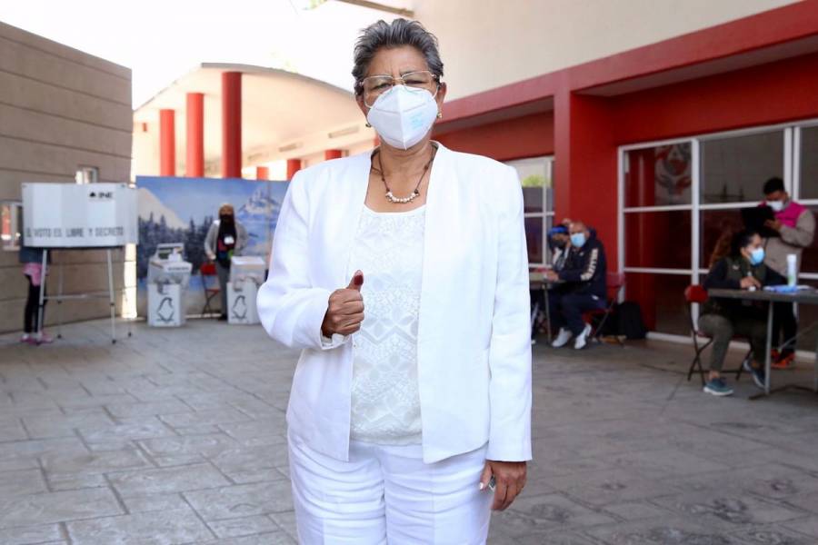 María del Carmen Pacheco vota en la Gustavo A. Madero