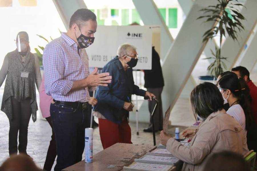 Asisten candidatos a gubernatura de Michoacán a emitir su voto