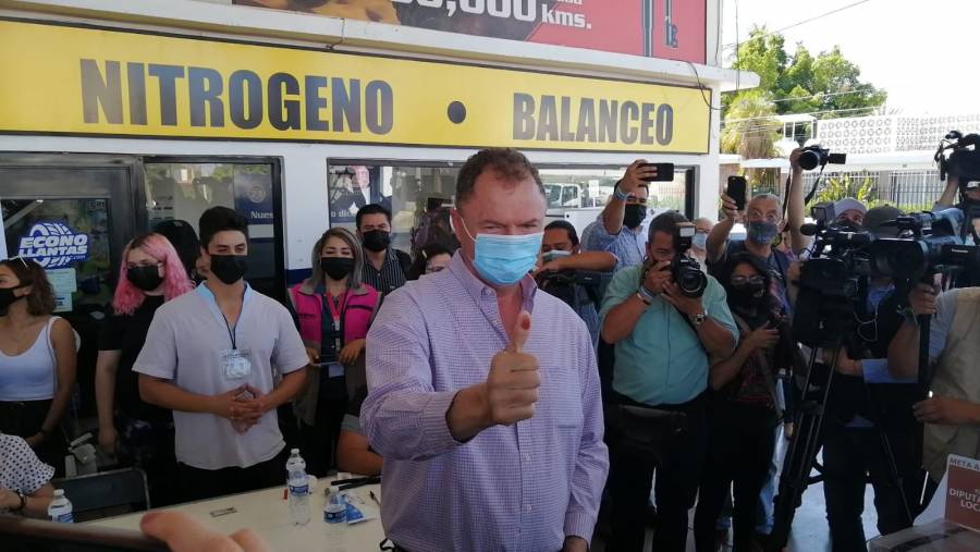 Con “mucha fe”, Ernesto Gándara acude a votar en Sonora