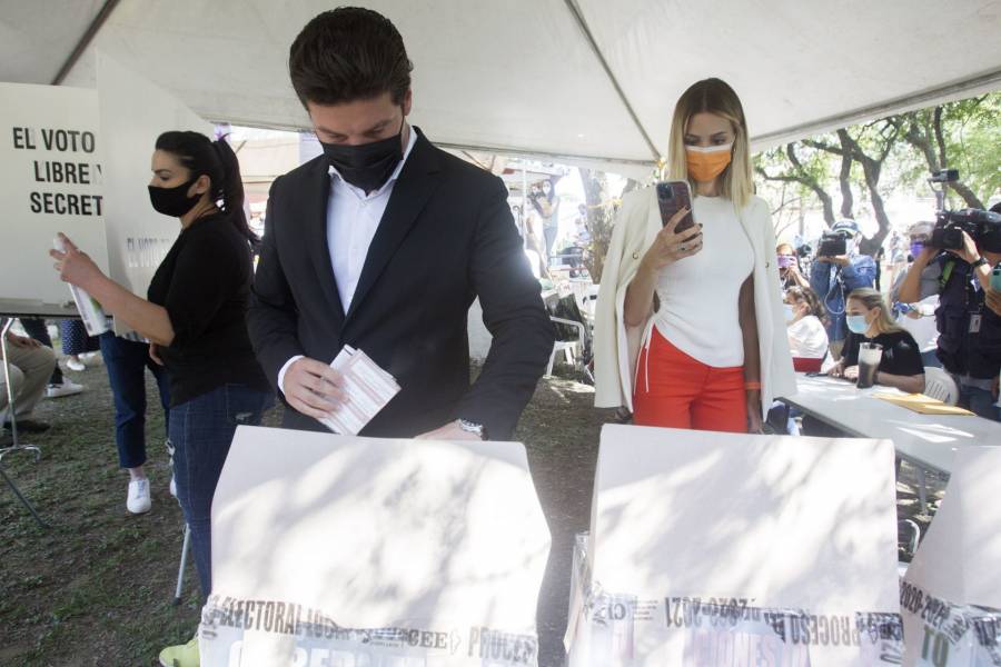 Samuel García emite su voto en NL; espera un “triunfo histórico”