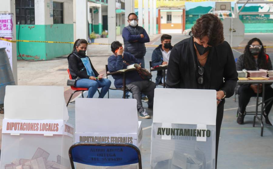 Titular de la SEP acude a votar en el municipio de Texcoco
