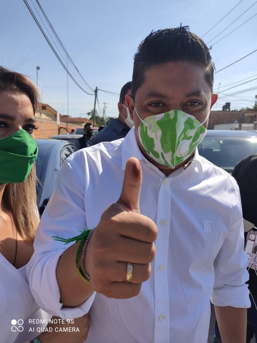 Ricardo Gallardo emite su voto en San Luis Potosí