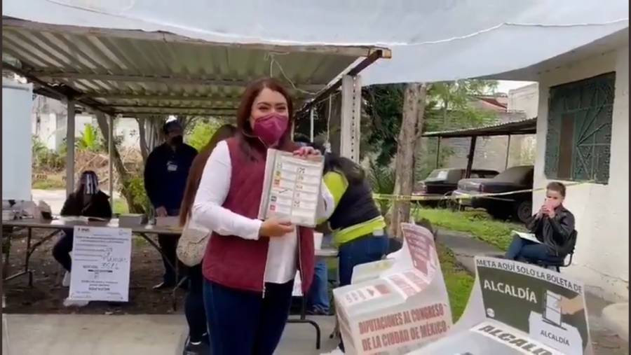 Berenice Hernández Calderón, candidata de Morena en Tláhuac emite su voto