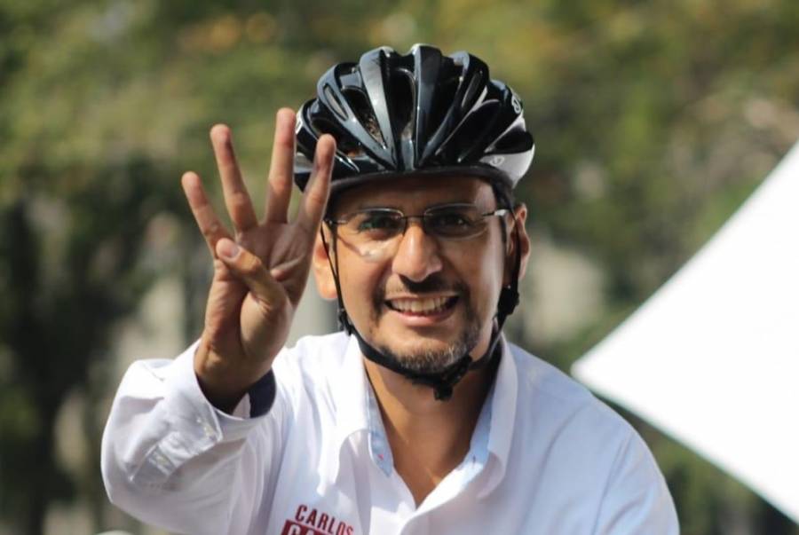 Carlos Castillo, candidato de Morena, acude a votar en Coyoacán