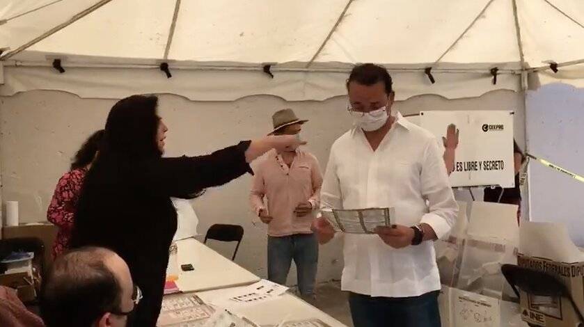 Presidenta de casilla agrede a candidato de Morena en SLP, lo acusa de 