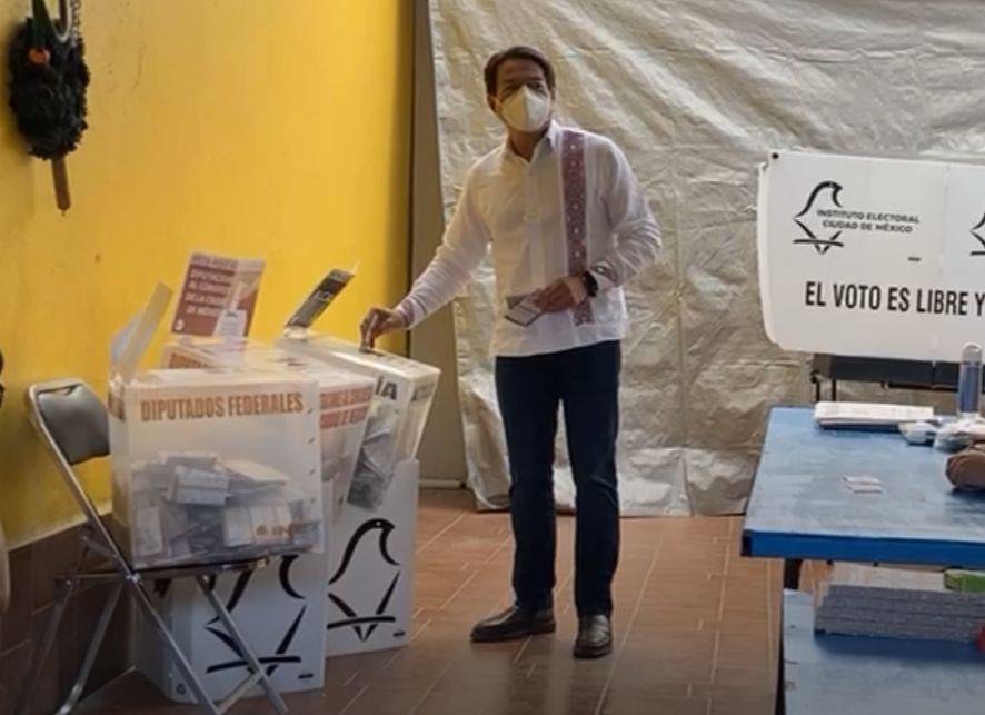 Mario delgado vota en la alcaldía Iztacalco
