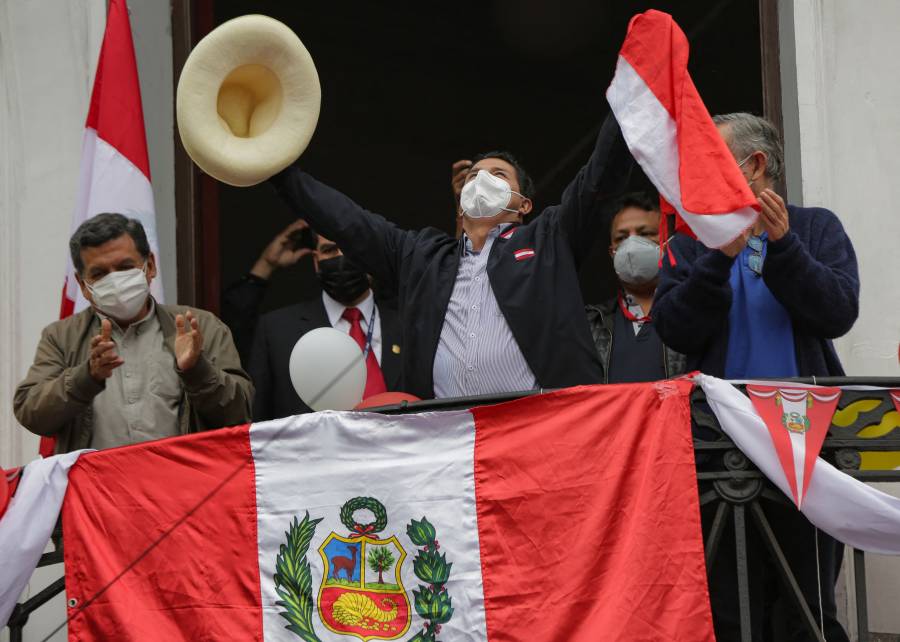 Voltereta en Perú, Castillo encabeza votaciones presidenciales