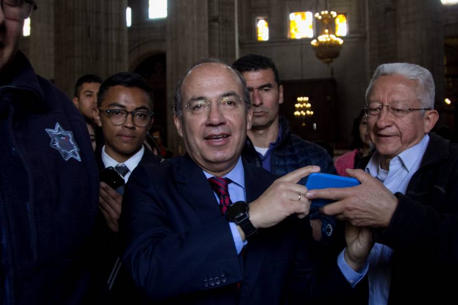 Expresidente Calderón ingresa al hospital por Covid