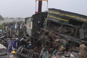 Suman 40 muertos tras choque de trenes en Pakist&aacute;n