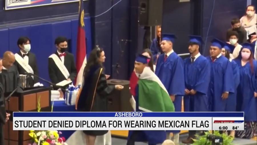 Graduado mexicano porta la bandera de México en EEUU; le niegan diploma