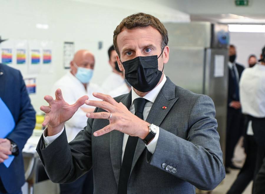 VIDEO: Un hombre abofetea a Emmanuel Macron en el sur de Francia