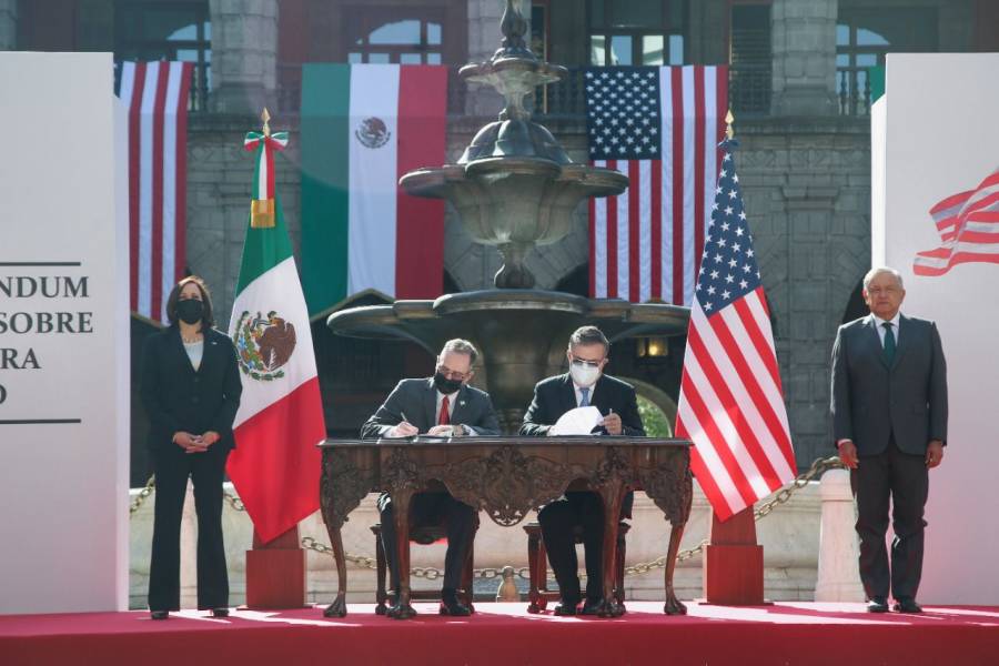 Kamala Harris y AMLO atestiguan firma de memorándum de cooperación en tarea migratoria