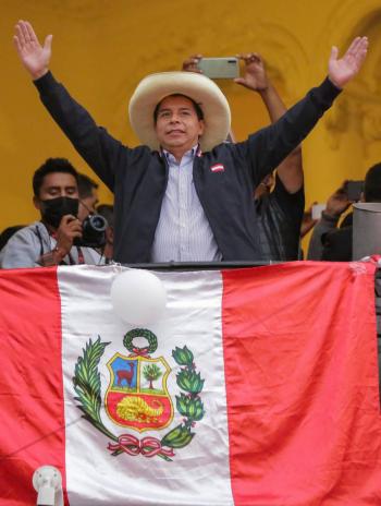 Mantiene la ventaja electoral Pedro Castillo en elección presidencial peruana