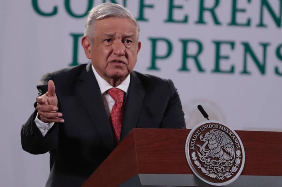 AMLO llama cobarde al hombre que agredió a Emmanuel Macron