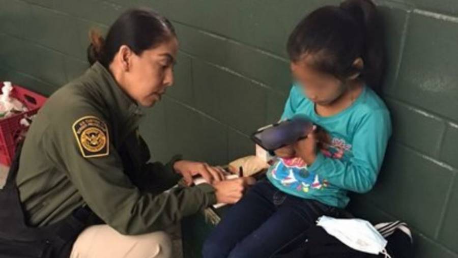 En frontera con México, niña de migrante de 5 años es rescatada por la CBP