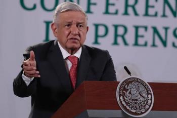 AMLO llama cobarde al hombre que agredi&oacute; a Emmanuel Macron