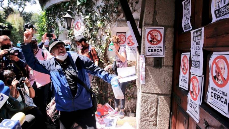 Se manifiestan en casa del expresidente Echeverría; lanzan huevos y pegan pancartas