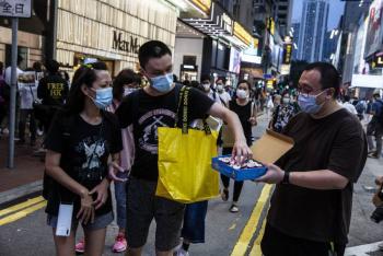 Lingotes de oro, un tesla y iPhones premios de rifa por vacunarse contra Covid en Hong Kong