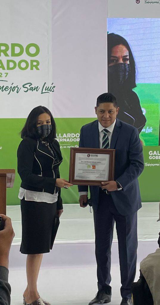 Recibe Ricardo el Pollo Gallardo constancia de mayoría de votos