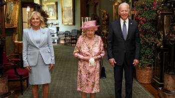 Reina Isabel II recibe a Biden y su esposa en el Castillo Windsor