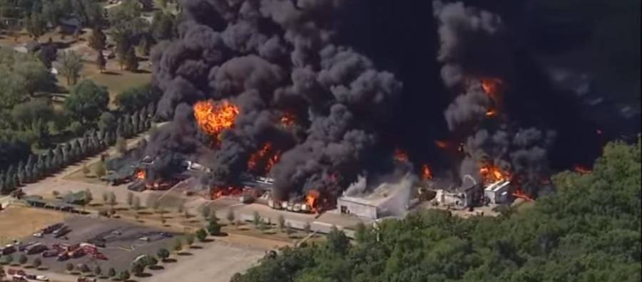 Incendio en planta de químicos en Illinois, evacúa a mil personas