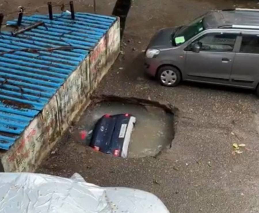 As&iacute; fue el momento en que un socav&oacute;n se “comi&oacute;” una camioneta en la India