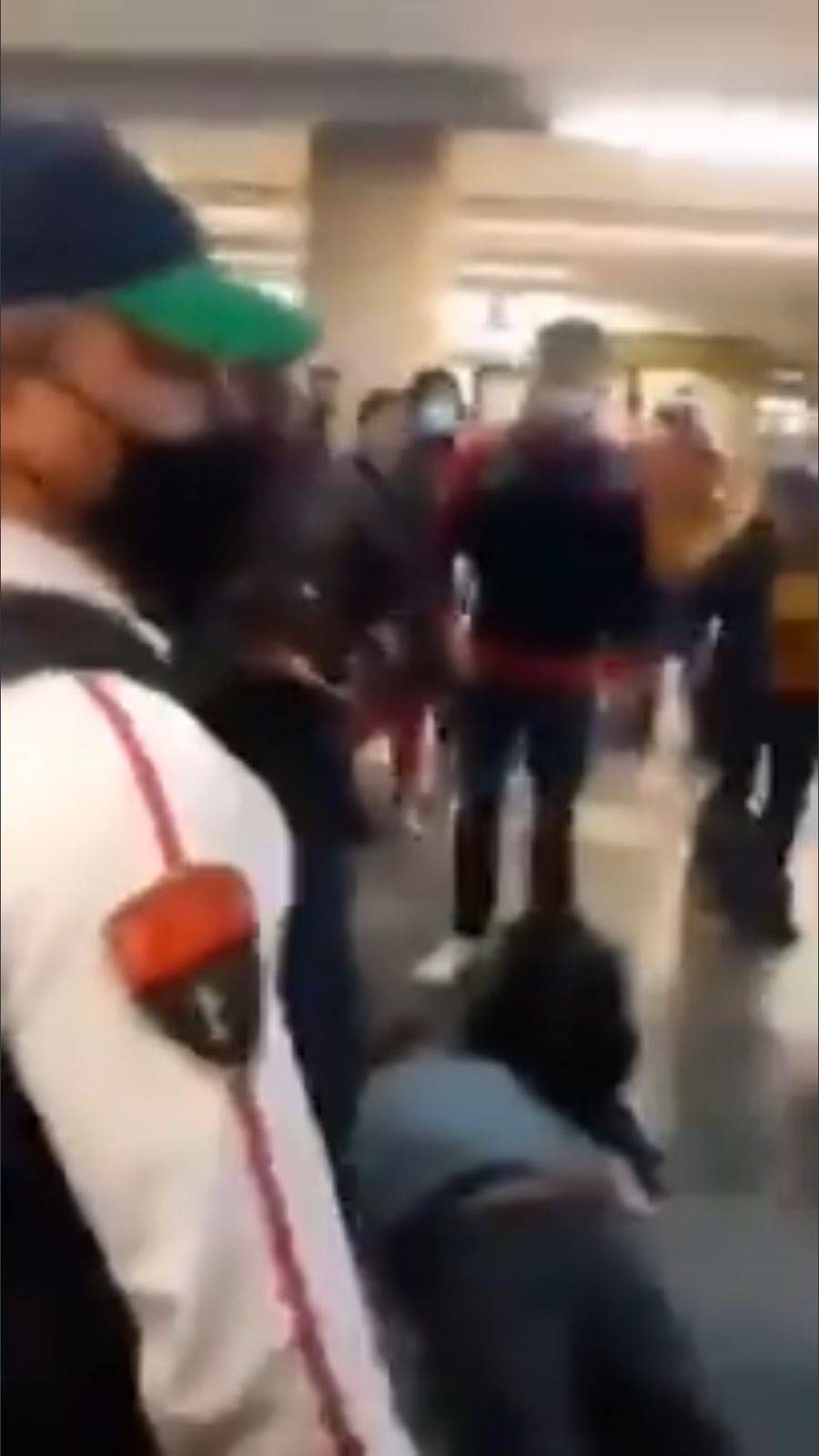 ¡Sucedió en el Metro CDMX! Policía noquea a usuario por no traer cubrebocas