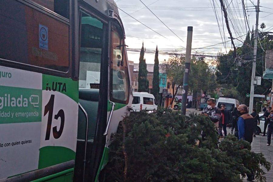 Camión sin frenos provoca choque múltiple en Álvaro Obregón; reportan 15 lesionados