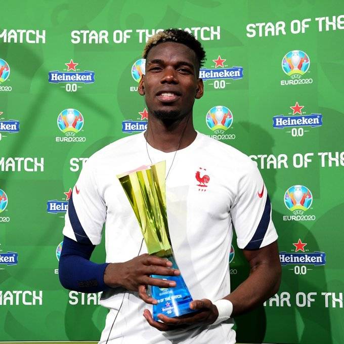 Ahora Pogba retira botella de cerveza en conferencia de prensa