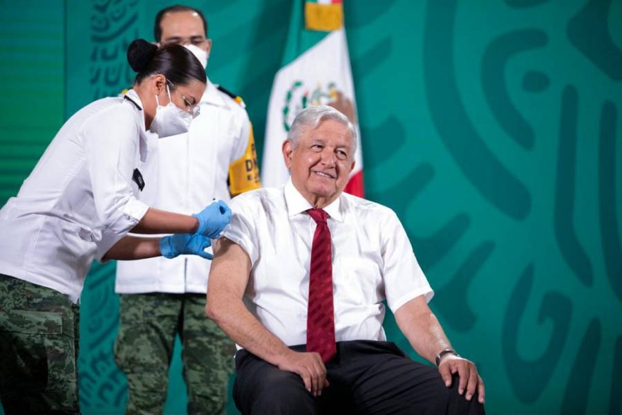 Aplican segunda dosis de vacuna contra Covid-19 a López Obrador