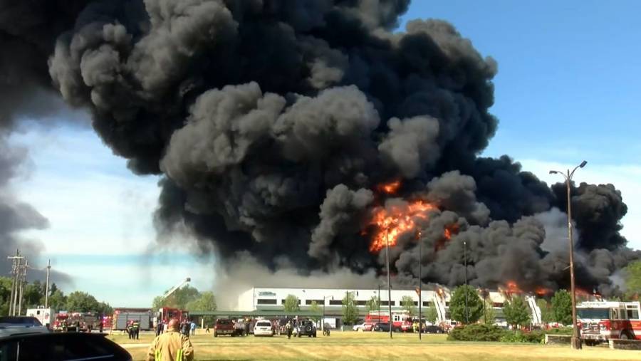 Enorme incendio en planta química cerca de Chicago obliga a evacuar un vecindario