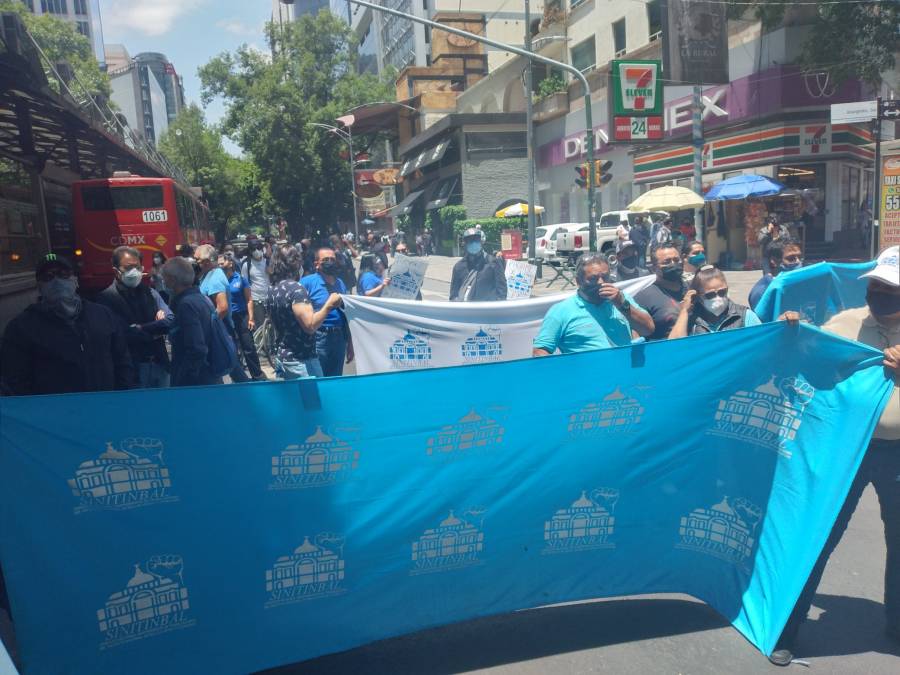 Trabajadores del INBA demandan pagos y bloquean avenida Insurgentes