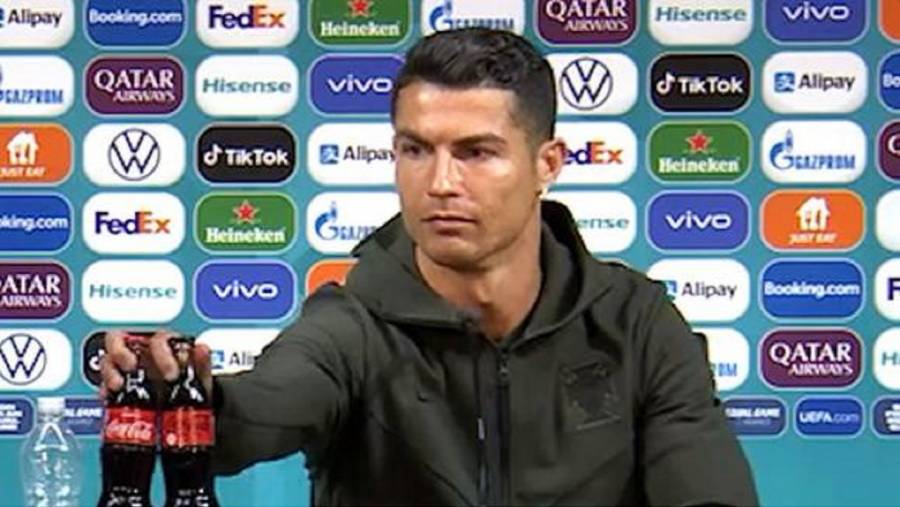 Cost&oacute; a Coca-Cola casi 4 mil mdd retiro de botellas de refresco por parte de Cristiano Ronaldo