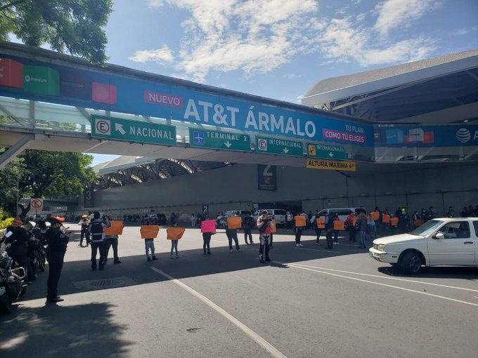 Padres de niños con cáncer bloquean acceso al AICM