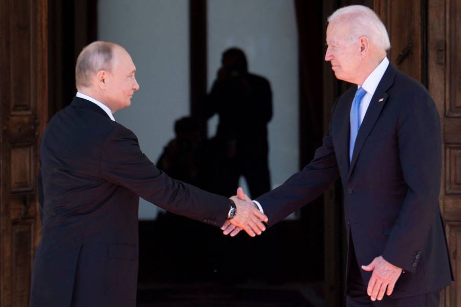 Joe Biden y Vladimir Putin inician cumbre en Ginebra con un apret&oacute;n de manos