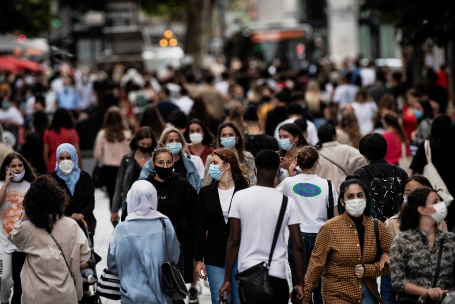 UE abre sus puertas a turistas de EEUU y franceses se quitan la mascarilla al aire libre