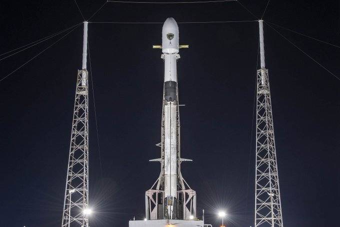 SpaceX recicla cohete y lanza satélite de seguridad nacional de EEUU