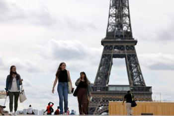 Franceses salen a la calle sin mascarilla, mientras pandemia no cede en otros pa&iacute;ses