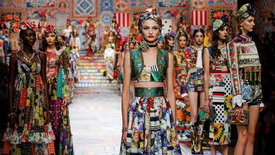 El desfile de Dolce&Gabbana en Milán se iluminó de colores y excentricidad