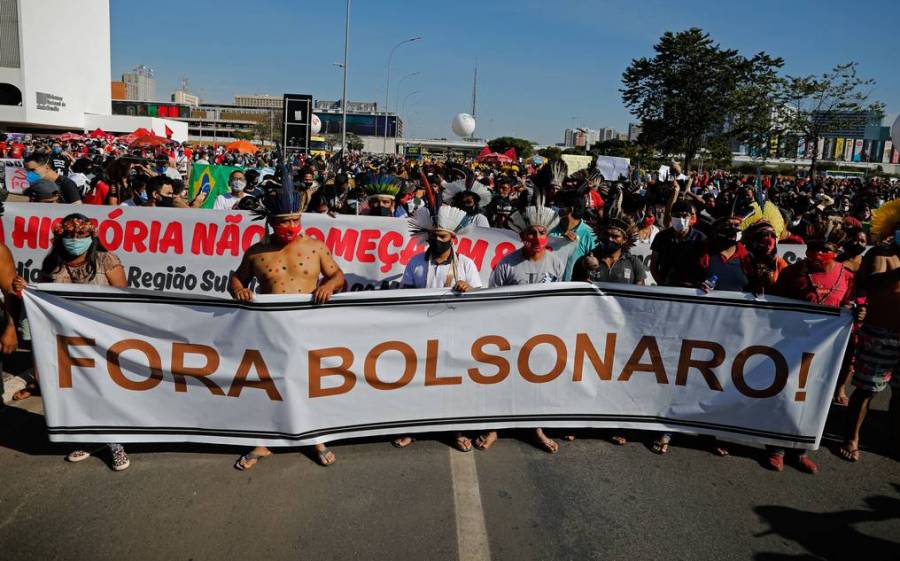 Brasileños salen a las calles a protestar contra Bolsonaro