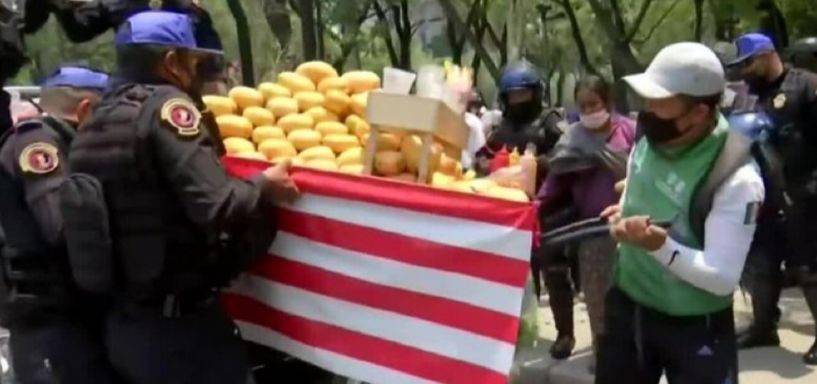 En Paseo de la Reforma, Policías decomisan puesto de mangos a un joven