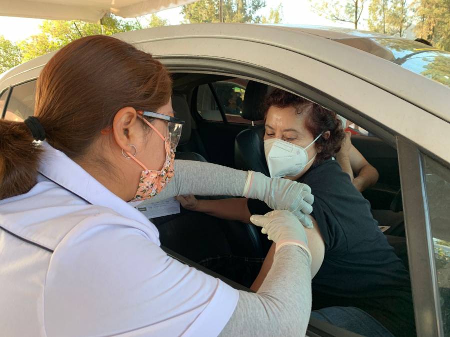 Vuelve a Nezahualcóyotl modalidad vehicular en vacunación para adultos de 40 a 49 años