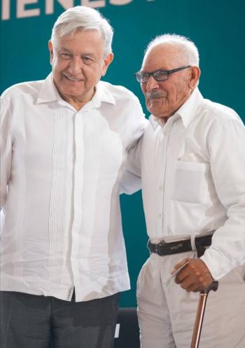 AMLO felicita a los pap&aacute;s de M&eacute;xico