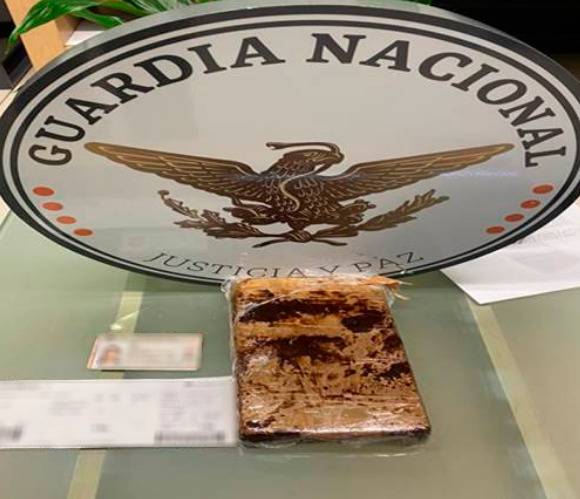 En AICM, detienen a una mujer que portaba un kilo de presunta cocaína