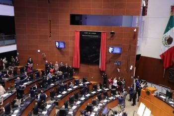 Senado inaugura Muro de Honor con la inscripci&oacute;n del poeta Ram&oacute;n L&oacute;pez Velarde