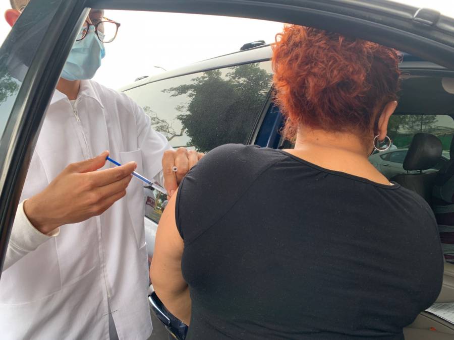 Llegan temprano a recibir vacuna Covid en Neza, y luego parten a trabajar