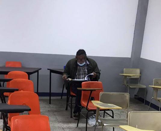 ¡Hay tiempo para todo! Abuelito hace examen para entrar a la universidad, quiere ser abogado