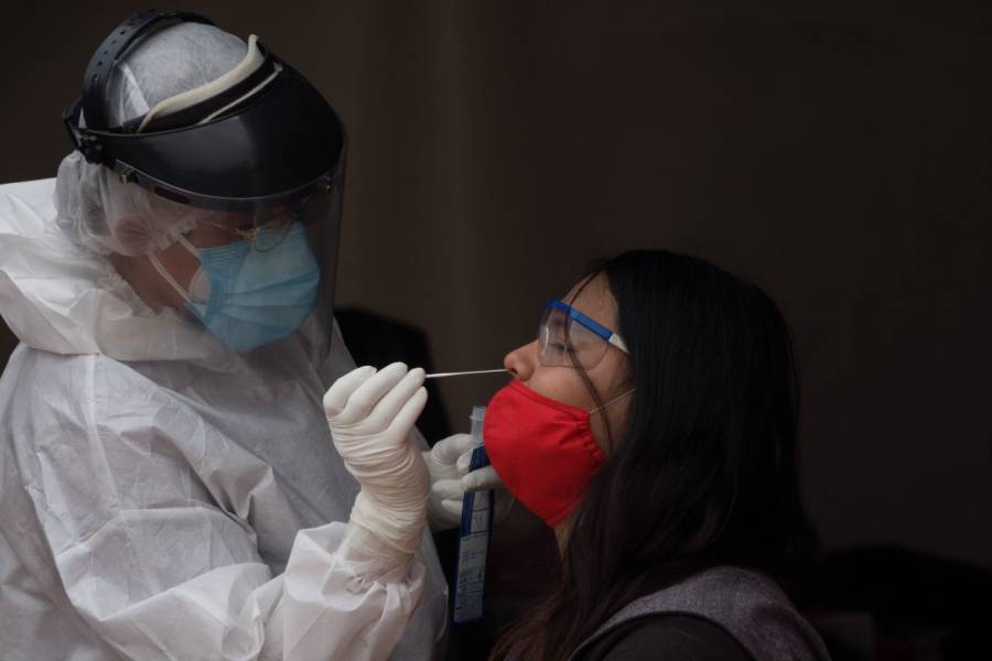 En México, aumentan en 4 mil 233 los nuevos casos de coronavirus y otros 261 fallecidos