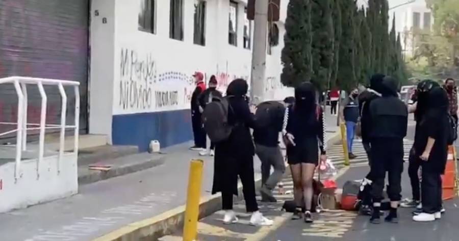 Encapuchados se manifiestan en la FGJ contra la violencia de género