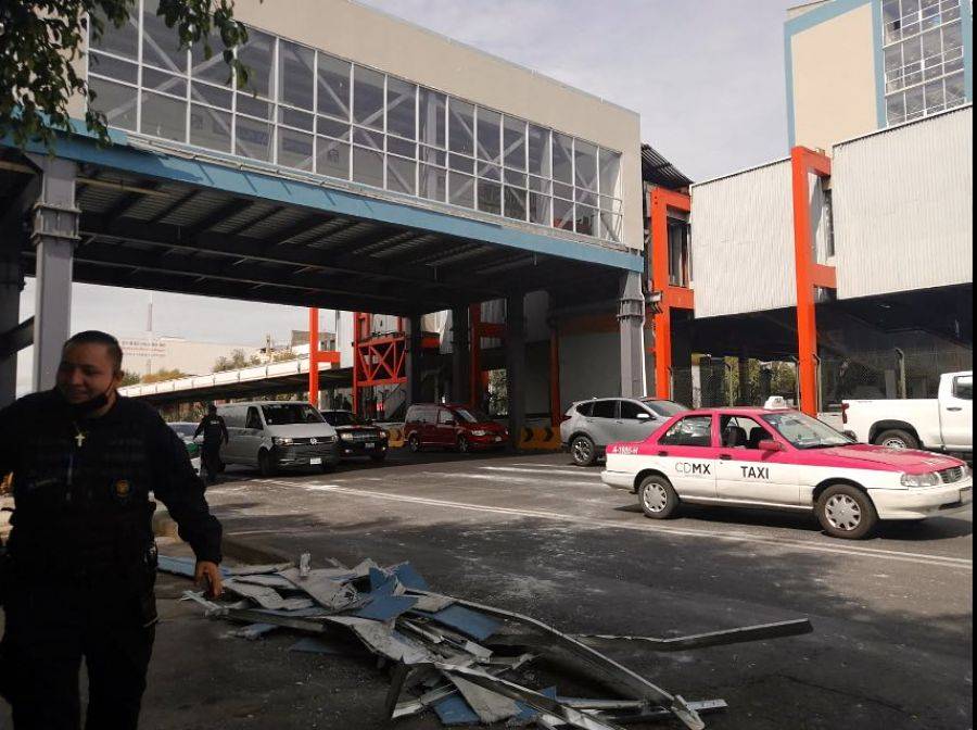 Cae sobre dos autos, parte de estructura en Metro Villa de Cortés